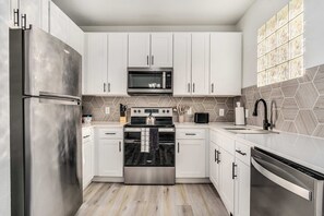 Standard Apartment, 1 Bedroom (Apartment) | Private kitchen | Full-size fridge, microwave, oven, stovetop - Boulevard Stays - Glendale Stadium (Glendale)