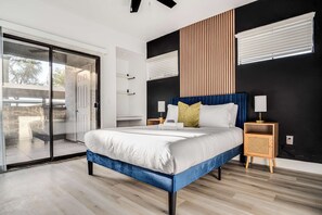 Laptop workspace, iron/ironing board, free WiFi, bed sheets - Boulevard Stays - Glendale Stadium (Glendale)