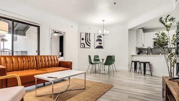 Lägenhet Standard - 2 sovrum (Apartment) | Vardagsrum | 50-tums smart-tv med digitalkanaler