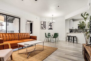 标准公寓, 2 间卧室 (Apartment) | 起居区 | 50-英寸智能电视（配备数码频道）