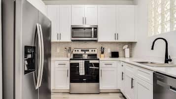 Departamento estándar, 1 habitación (Apartment) | Cocina privada | Refrigerador con congelador, microondas, horno y parrilla de estufa