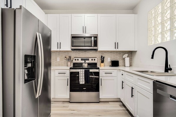 Leilighet – standard, 1 soverom (Apartment) | Eget kjøkken | Kjøleskap, mikrobølgeovn, ovn og kokeplater