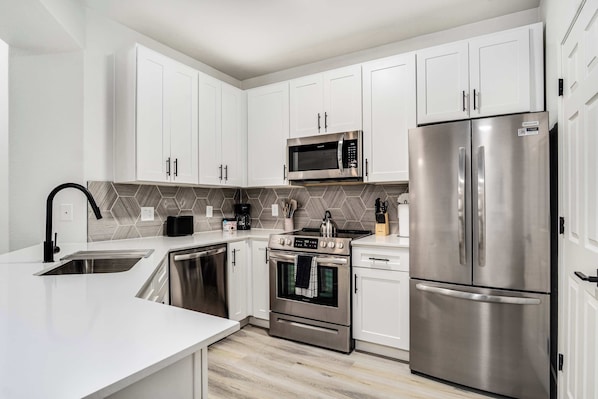 Apartamento standard, 2 quartos (Apartment) | Cozinha privada | Geladeira grande, micro-ondas, fogão, cooktop