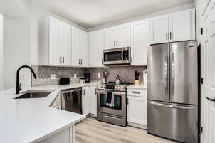 Apartamento estándar, 2 habitaciones (Apartment) | Cocina privada | Frigorífico grande, microondas, horno y placa de cocina