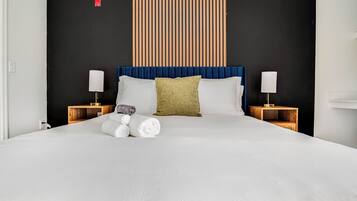 Espacio para trabajar con laptop y tabla de planchar con plancha