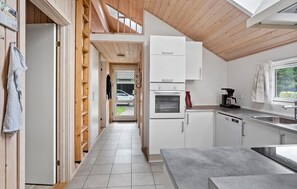 Refrigerador, parrilla de estufa, lavavajillas y cafetera y tetera 