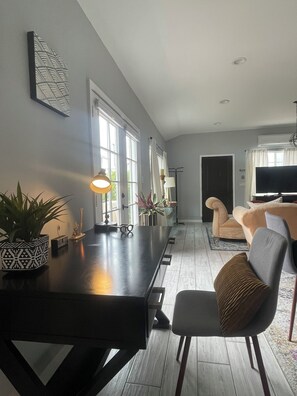 TV, fireplace