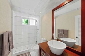 Dusche, Haartrockner, Handtücher, Seife