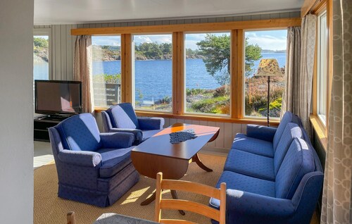 Awesome home in Kolbjørnsvik with house sea view