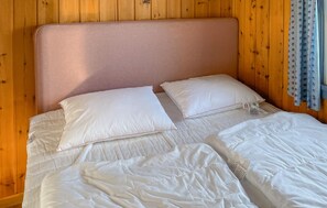 2 bedrooms - Awesome home in Kolbjørnsvik with house sea view (Kolbjørnsvik)
