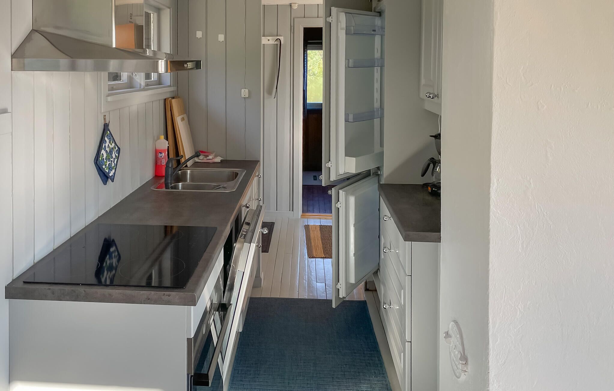 ثلاجة، موقد طهي مسطح، غسالة أطباق، ماكينة لصنع القهوة/الشاي