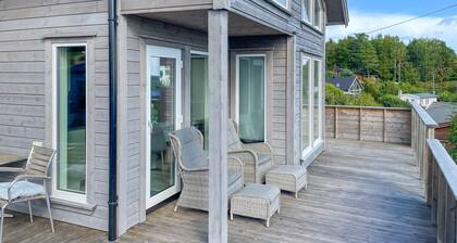 Lovely home in Sandviga with house sea view