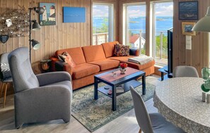 TV, fireplace, DVD player - Lovely home in Sandviga with house sea view (Sandviga)