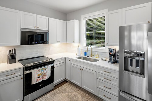  Beautiful townhome with a rooftop deck with river views in South Knoxville