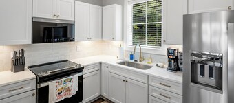  Beautiful townhome with a rooftop deck with river views in South Knoxville