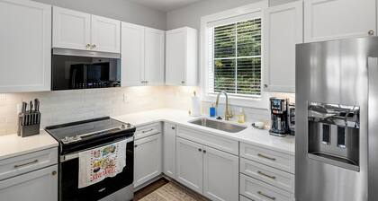 Beautiful townhome with a rooftop deck with river views in South Knoxville