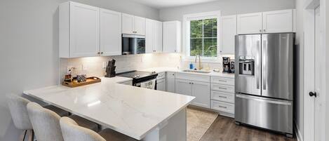 Réfrigérateur, micro-ondes, four, plaque de cuisson