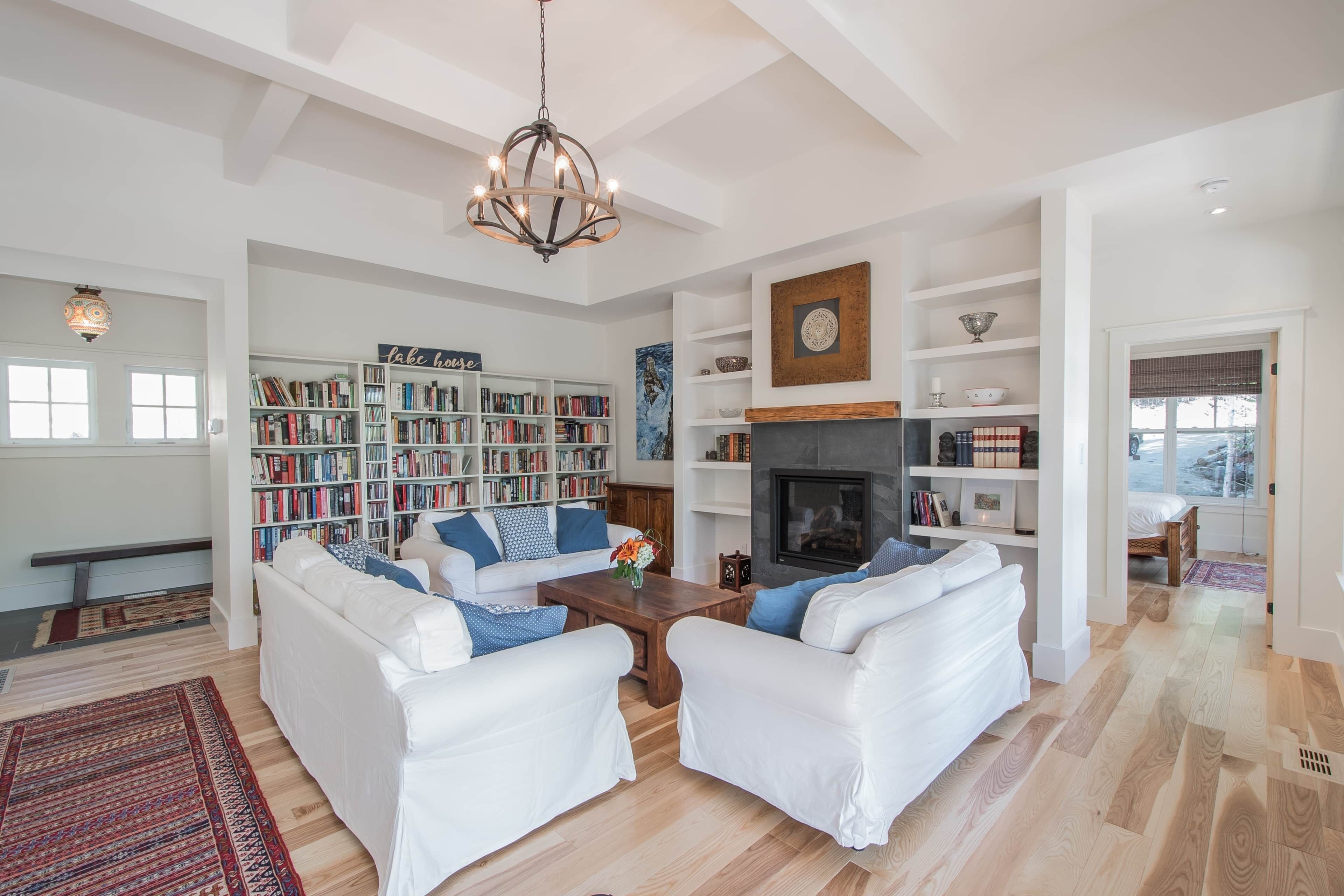 Fernseher, Kamin, Stereoanlage