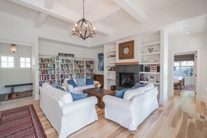 TV, fireplace, stereo