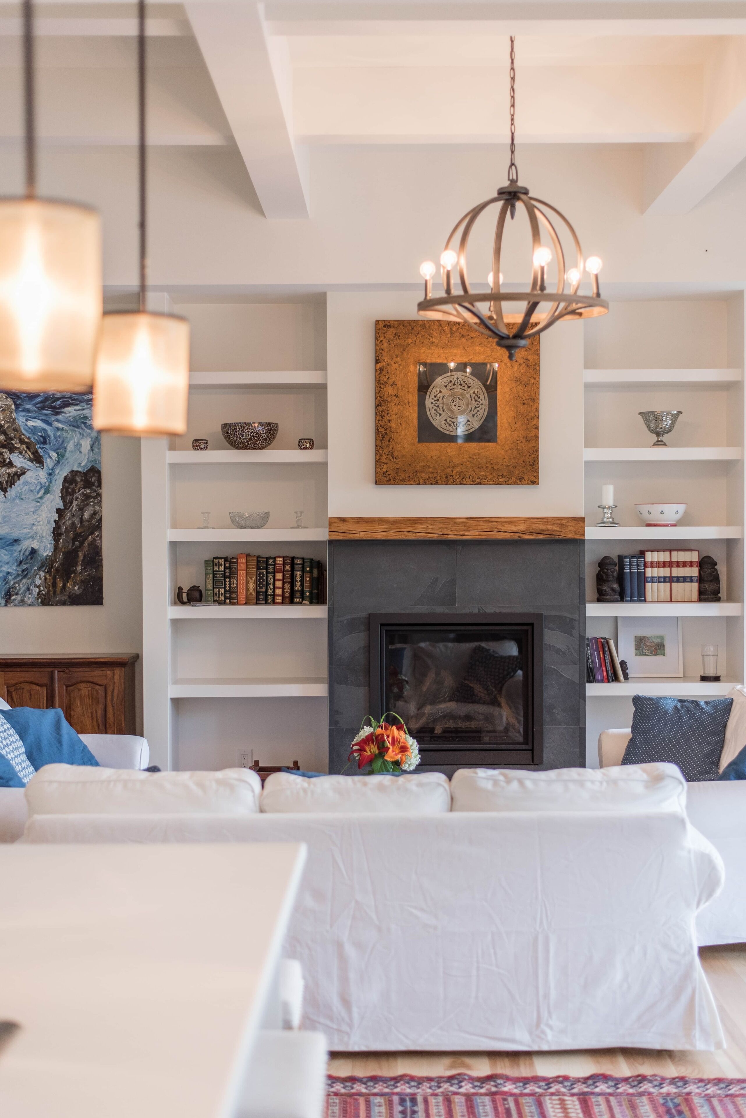 Een televisie, een open haard en een stereo