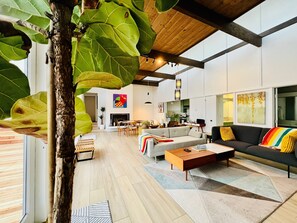 Smart TV, fireplace, books, music library - Strawberry Sands - Modern Beach House (Watsonville)