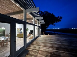 Outdoor dining - Strawberry Sands - Modern Beach House (Watsonville)