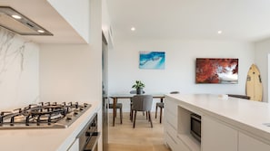 Réfrigérateur, four à micro-ondes, un four, surface de cuisson