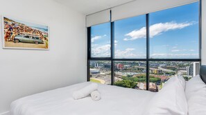 2 bedrooms, desk, free WiFi, bed sheets - Bright Bowen Hills Apartment, Close to City Life (Bowen Hills)