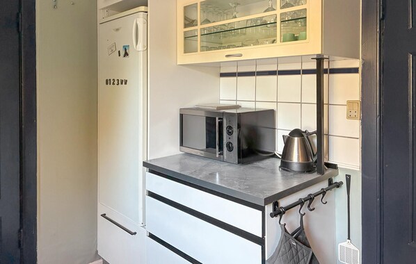 Fridge, stovetop, dishwasher, coffee/tea maker