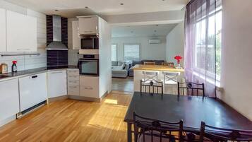 Fridge, oven, stovetop, dishwasher