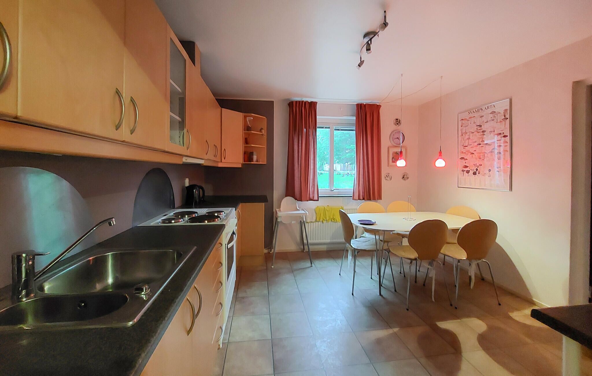 Kjøleskap, ovn, kokeplater og oppvaskmaskin