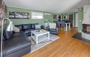 TV - 3 bedroom cozy home in Falkenberg (Falkenberg)