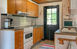 Fridge, oven, stovetop, coffee/tea maker