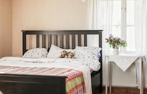 2 bedrooms, travel crib, free WiFi