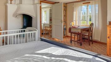 2 bedrooms, travel crib, free WiFi