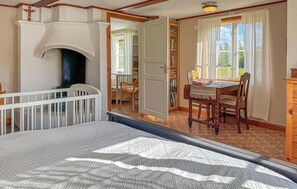 2 bedrooms, travel crib, free WiFi