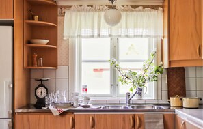 Fridge, stovetop, coffee/tea maker, cookware/dishes/utensils - 2 bedroom awesome home in Flisby (Flisby)