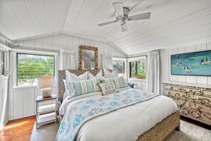 4 bedrooms, desk, iron/ironing board, free WiFi - Historic Gulf-Front Charm, Gulf Views, House Suite + Direct Beach Access on Siesta Key (Siesta Key)