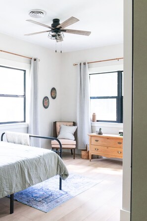 3 bedrooms, iron/ironing board, WiFi, bed sheets