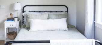 Quiet Retreat - Guest House on Flower Farm - Sleeps 7