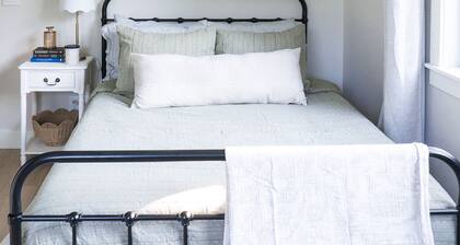 Quiet Retreat - Guest House on Flower Farm - Sleeps 7