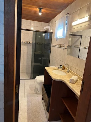 Departamento clásico, balcón, vista a la playa | Baño | Toallas