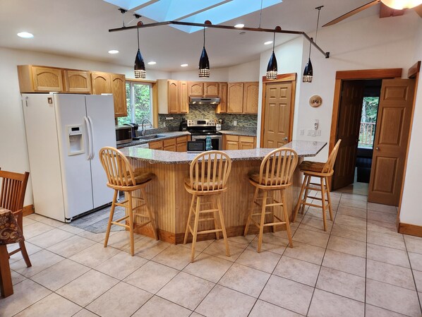 Micro-ondes, four, plaque de cuisson, lave-vaisselle