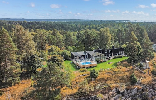 Amazing home in Köpmannebro