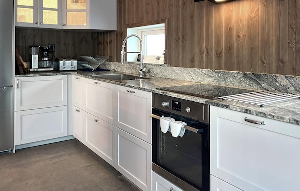 Fridge, dishwasher, coffee/tea maker