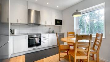 Fridge, oven, dishwasher, coffee/tea maker