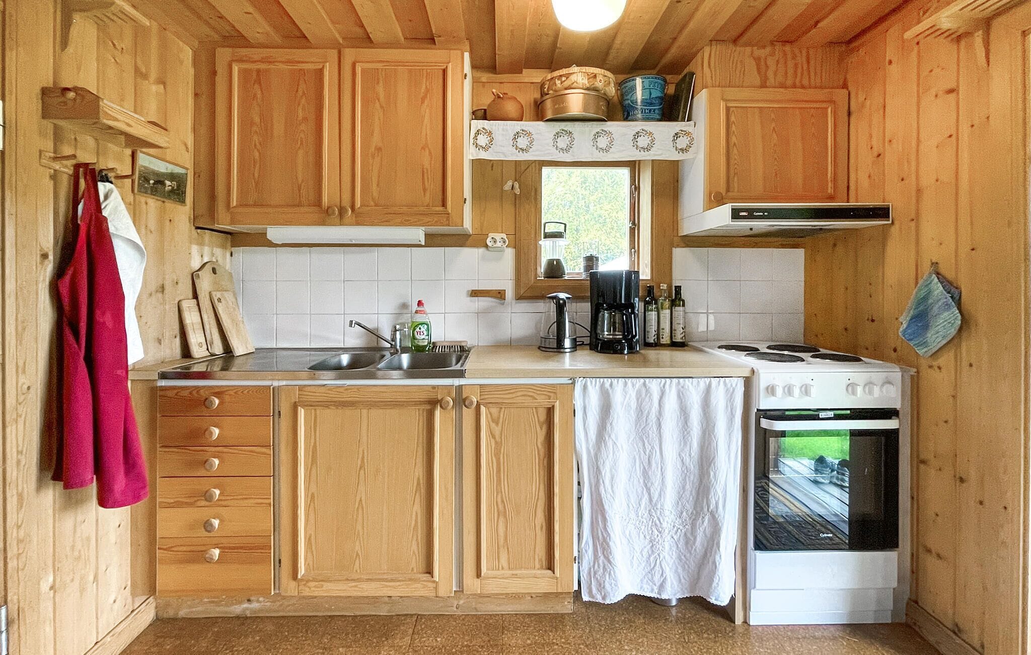 Fridge, oven, stovetop, coffee/tea maker