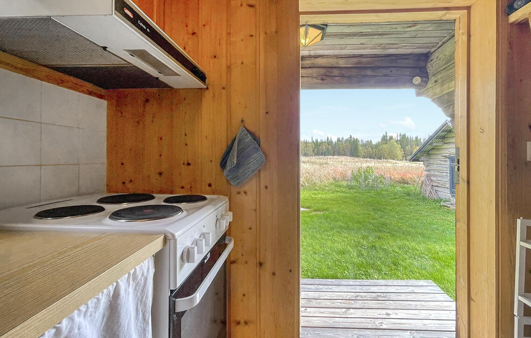 Fridge, oven, stovetop, coffee/tea maker