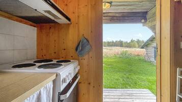Fridge, oven, stovetop, coffee/tea maker