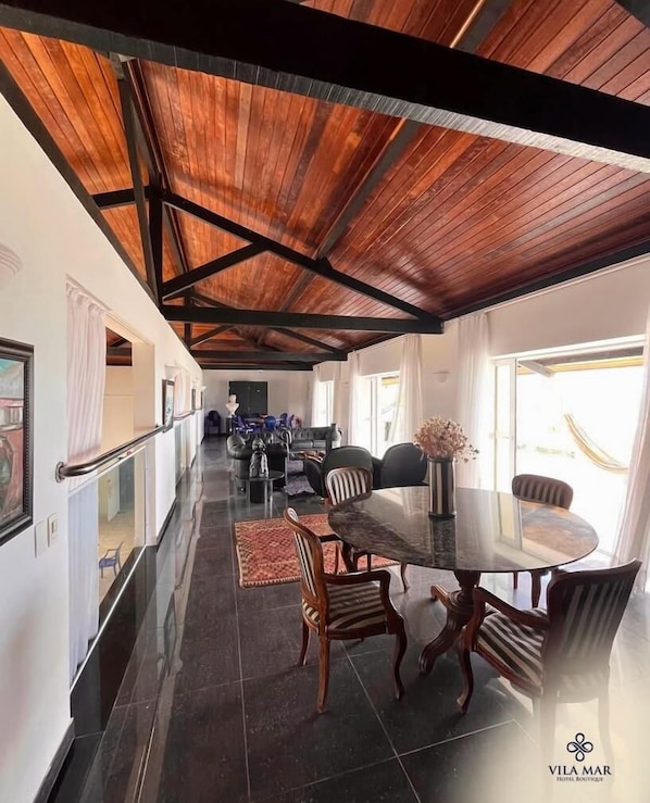 Een 32-inch flatscreentelevisie met digitale zenders